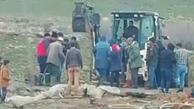 Kuyuya düşen ineği ekipler kurtardı