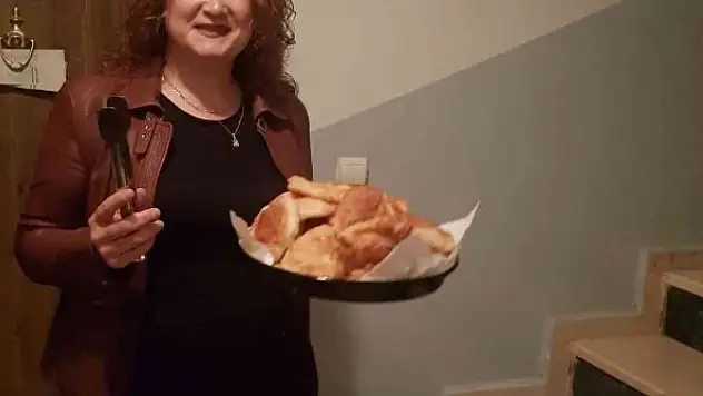 Muhtar elleri ile yaptığı pişilerle mahalle halkının kandilini kutladı