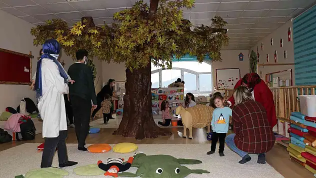 Türkiye'nin ilk bebek kütüphanesinde okul öncesi eğitime olan önyargılar kırılıyor
