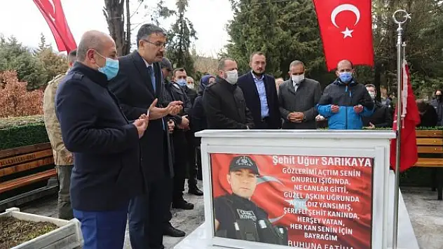 Simavlı şehidin kabrini ziyaret eden vali, şehidin İzmir'deki ailesini de görüntülü aradı