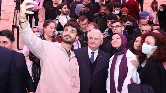 Binali Yıldırım öğrencilerle buluştu