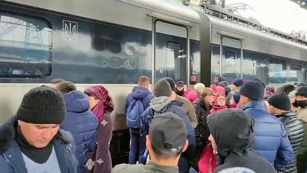 Kiev'i terk etmek isteyen halk tren istasyonlarında izdihama neden oldu