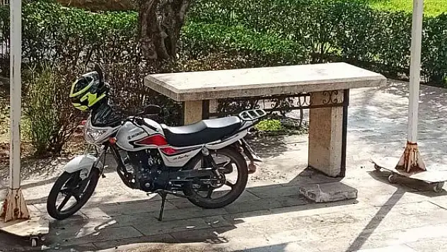 Hırsızlardan bıkan şahıs, motosikletini musalla taşına park etti