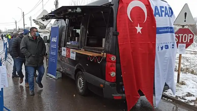 Ukrayna halkı için hazırlanan insani yardım tırları yetkililere teslim edildi