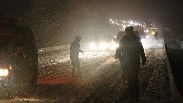 Denizli-Antalya kara yolu kar yağışı nedeniyle tek yönlü ulaşıma kapandı