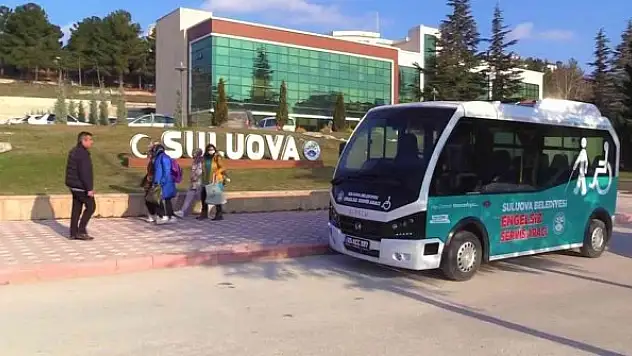 Bu belediye minibüsü sadece engelli öğrencileri taşıyor