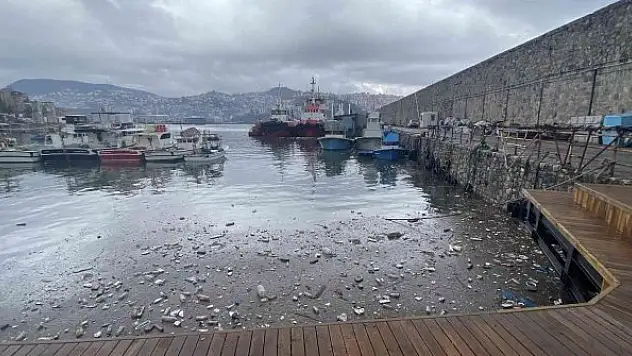 Plastik atıklar denizin üzerini kapladı