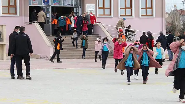 Okullarda deprem tatbikatı yapıldı