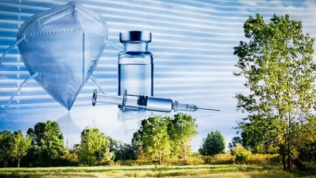 Yunanistan'da, açık alanda maske zorunluluğuna son verildi