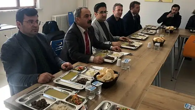 Yunak Kaymakamı Murat Karahan, öğrencilerle bir araya geldi