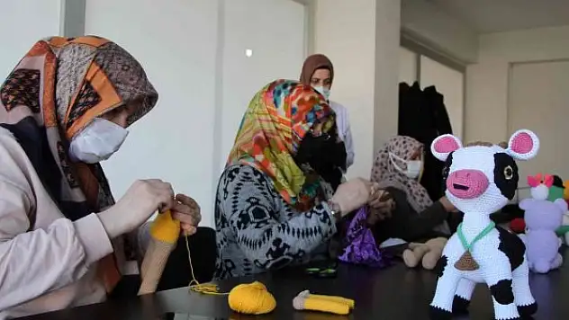 Kadınlar burada hem meslek öğreniyor hem de kazanç sağlıyor