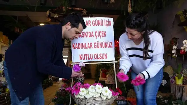 14 Şubat'ta askıda çiçek kampanyası başlatmıştı, 8 Mart'ta da o geleneği devam ettirdi