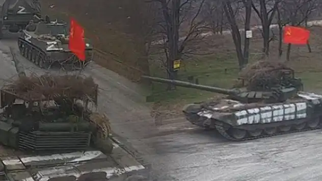 Rus tankı Sovyetler Birliği bayrağı astı