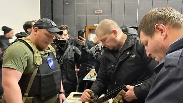 Ukrayna'nın Lviv şehrinde sivillere silah eğitimi veriliyor