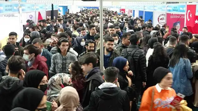 Güneydoğu Kariyer Fuarı'na binlerce öğrenci akın etti