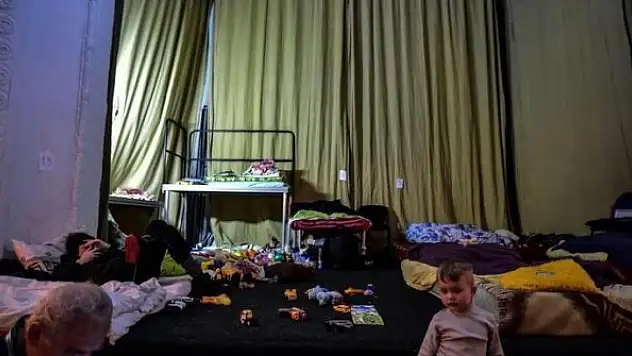 Lviv'de tarihi tiyatronun sahnesi sığınma merkezi oldu.