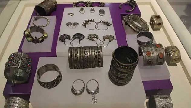 O yöreye özgü giysi ve takılar ilk kez sergilendi