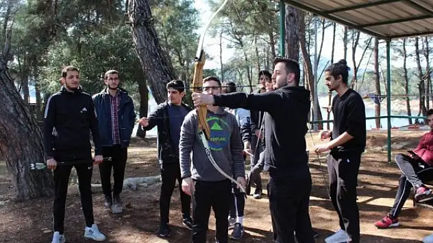 Öğrenciler doğa sporları dersi uygulamalarını kampta yaptı