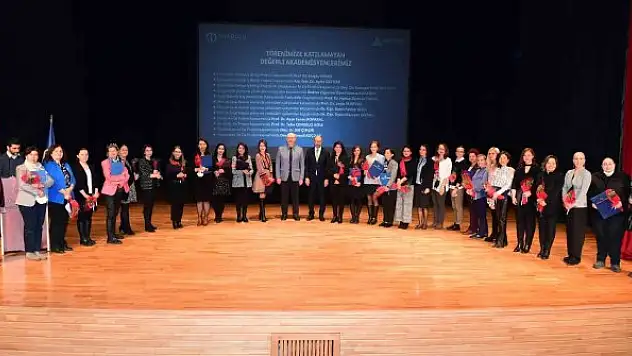 Anadolu Üniversitesi'nde 40 bilim kadınına ödül dağıtıldı