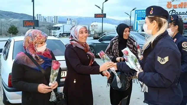 Jandarma astsubaylar kadınlara karanfil verdi