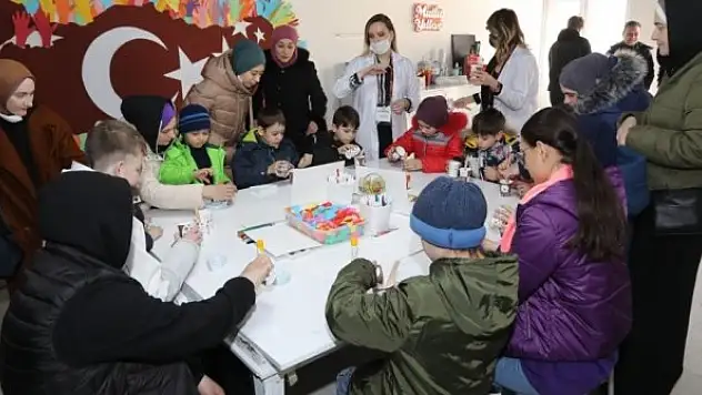 Savaşın göçe zorladığı çocuklar hayallerini resme döktü