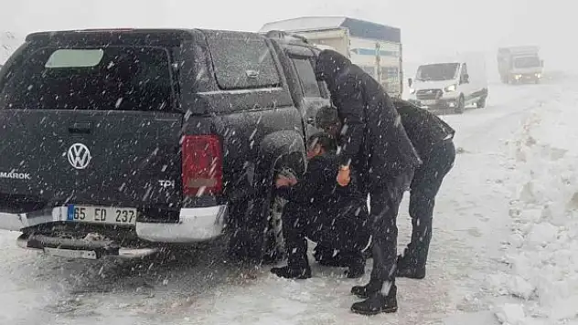 Yoğun kar, sis ve tipiden dolayı onlarca araç yolda kaldı