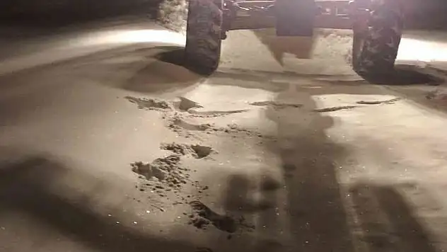 Kar yağışıyla birlikte köy yollarına anında müdahale