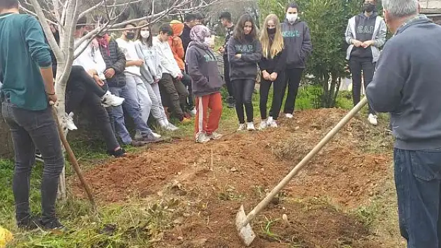 Öğrencilere kompost gübre yapımı eğitimi