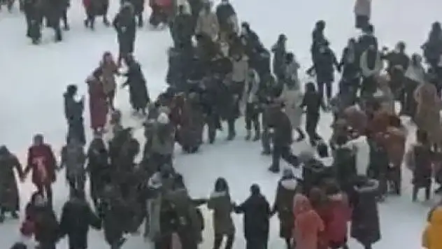 Yüzlerce öğrenci kar tatili haberini halay çekerek kutladı