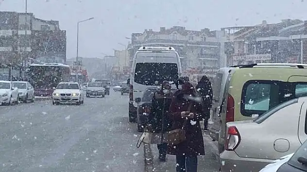 Balıkesir'de beklenen kar başladı