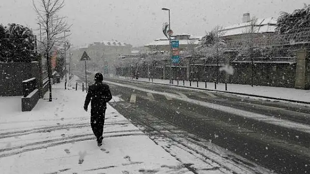 İstanbul'da Anadolu Yakasında kar yağışı etkisini sürdürüyor
