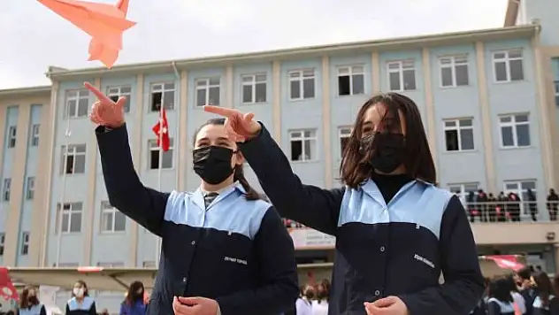 Dünya Havacı Kadınlar Haftası'nda gökyüzüne pembe kâğıttan uçaklar fırlatıldı