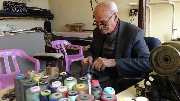 Yarım asırlık terzi mesleğini sürdürüyor