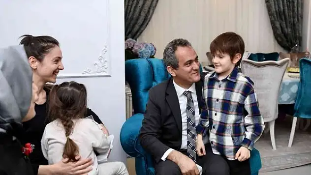 Bakan Özer'den öğrencilere sürpriz ziyaret