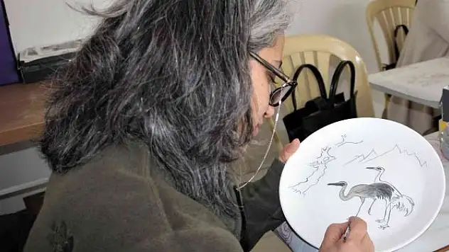 Pandemiyi fırsata çeviren kadınlar, çini ustası oldu