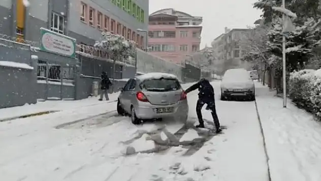 Kaygan zeminde araçlar kaydı, sürücüler zor anlar yaşadı