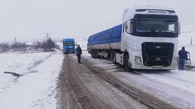 Nevşehir'de kar yağışı ulaşımda aksamalara neden oluyor