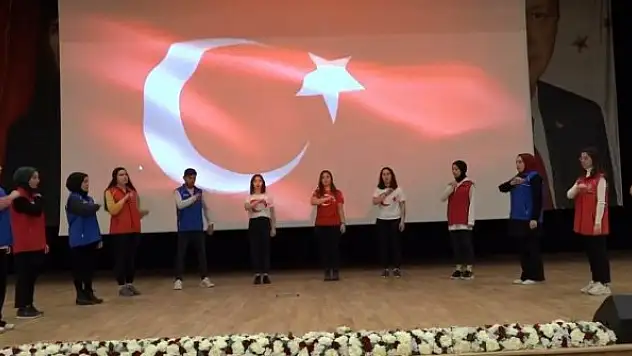 İstiklâl Marşını işaret dili ile okudular