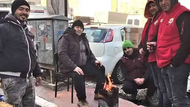 Pazarcılar, yaktıkları ateşle ısınmaya çalıştı
