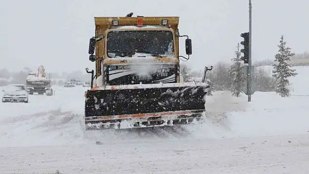 Kayseri'de 60 mahalle yoluna kar engeli