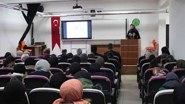 Gençlere sosyal medya semineri