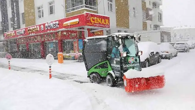 Başkan Çolakbayrakdar kar temizleme çalışmalarını inceledi