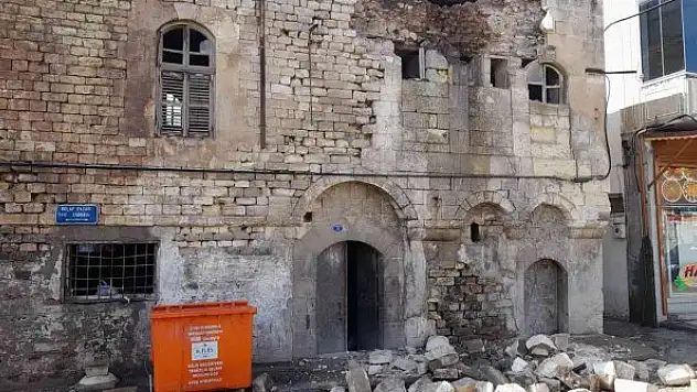 Tarihi evin ön cephesi kısmen göçtü