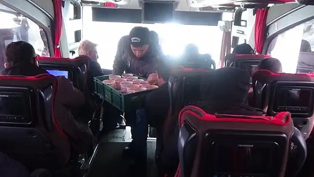 Karapınar'da yolda mahsur kalanlara çorba ikramı