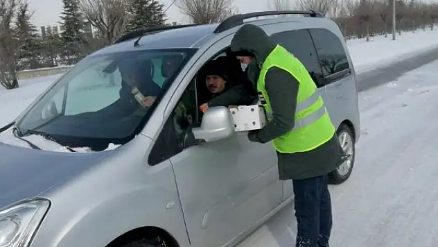 Konya Büyükşehir'den yolda bekleyen sürücülere kumanya