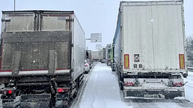 İstanbul'da gün boyu süren kar yağışı ulaşımı aksattı