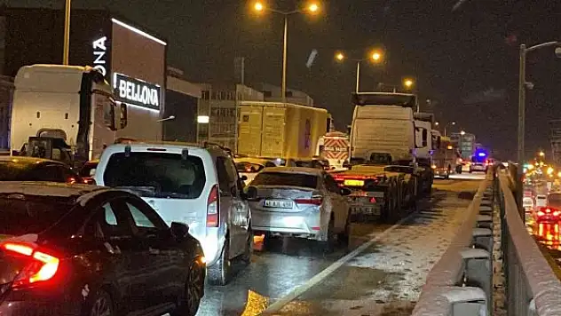 13 aracın karıştığı trafik kazasında yollar 1 saatin sonunda açıldı