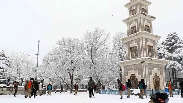 Kar yağışı sürücülere çile çocuklara eğlence oldu