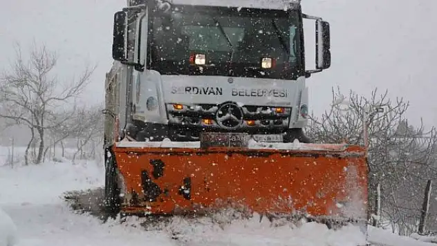 Serdivan'da ekipler kar mesaisinde