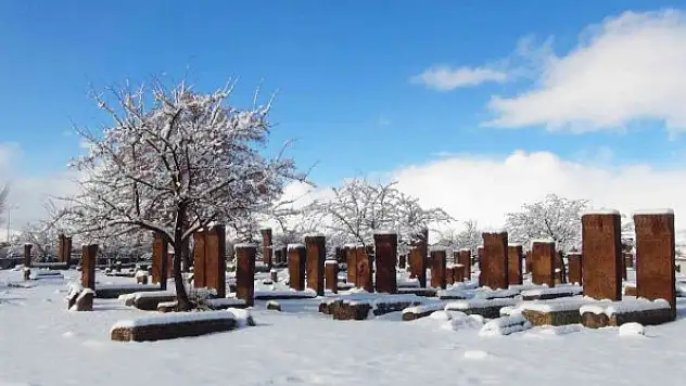 Mart karı, tarihi mekanlarda kartpostallık görüntüler oluşturdu